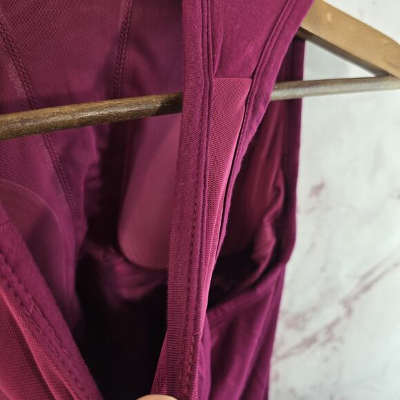 Shebird Tank Top Womens 4 Small Red Built In Padded Bra Freedom Maroon Shirt - Picture 8 of 9